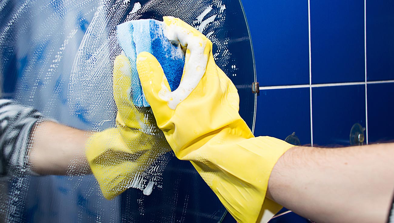 Person putz Spiegel Hausmeisterservice Stralsund